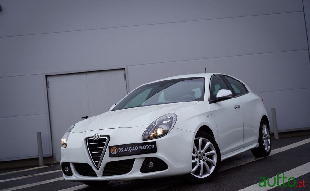 2013' Alfa Romeo Giulietta photo #1