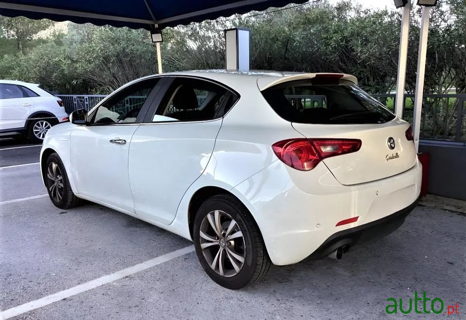 2014' Alfa Romeo Giulietta photo #2