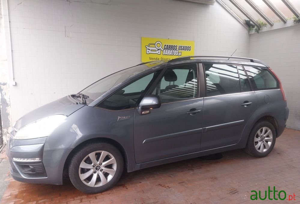 2011' Citroen C4 Grand Picasso photo #2