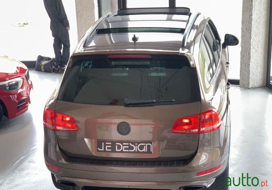 2013' Volkswagen Touareg photo #3