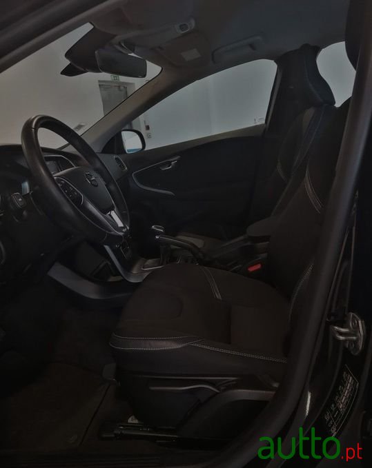 2019' Volvo V40 photo #6