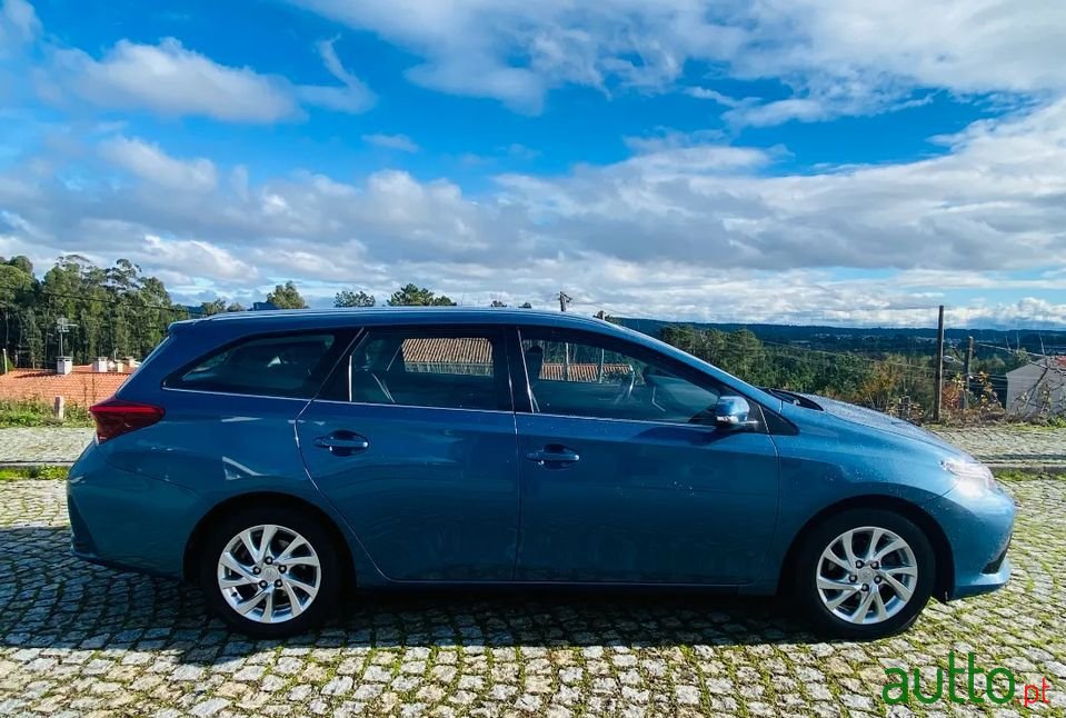 2016' Toyota Auris Touring Sports photo #3