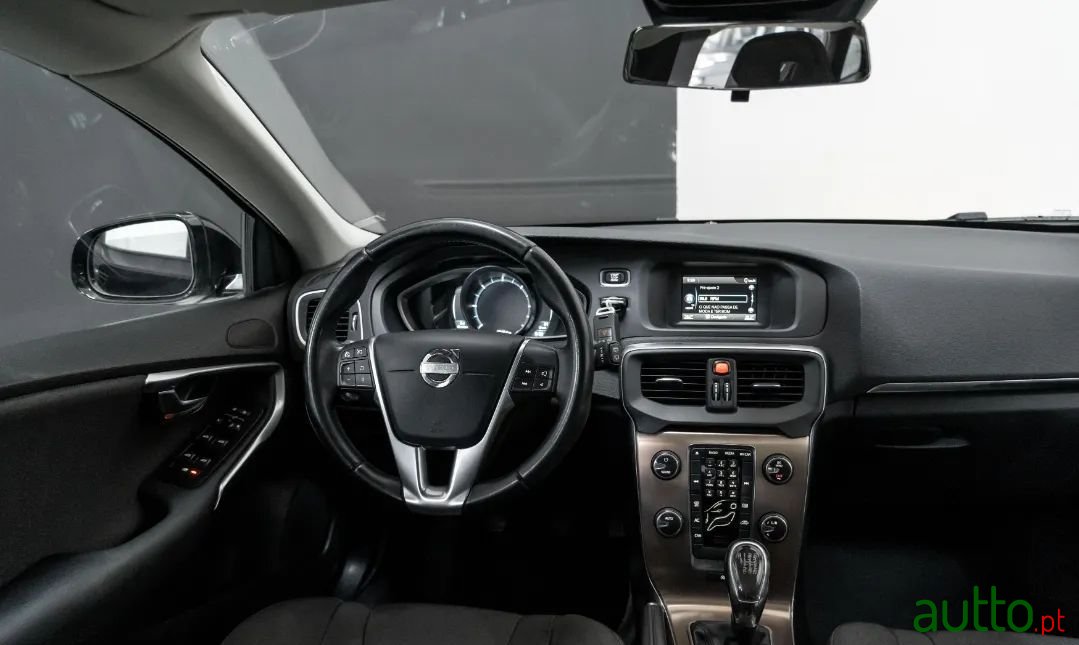 2013' Volvo V40 Cross Country photo #5