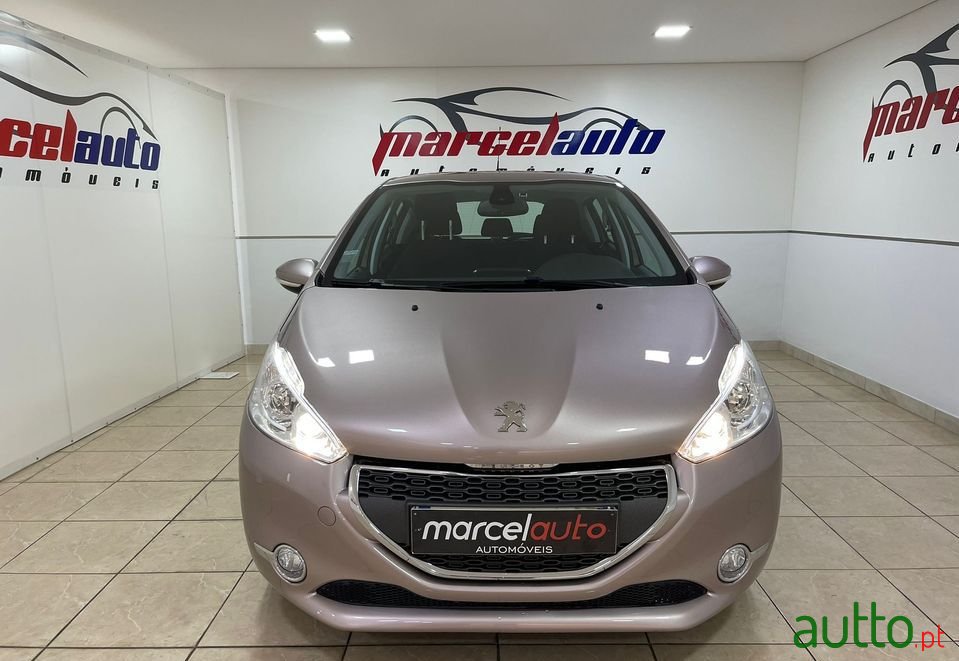 2013' Peugeot 208 photo #2