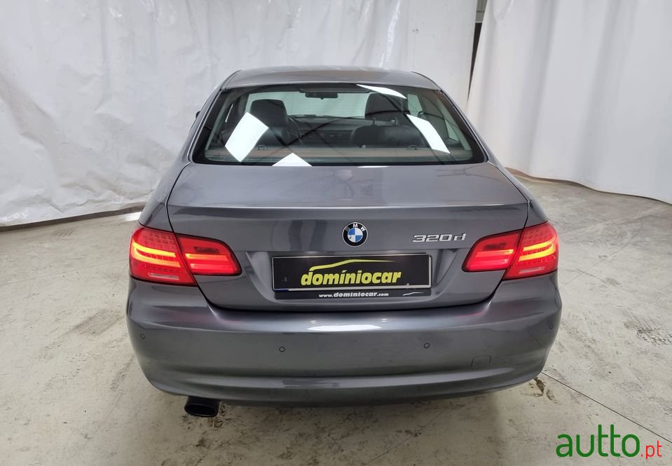 2011' BMW 320 photo #5