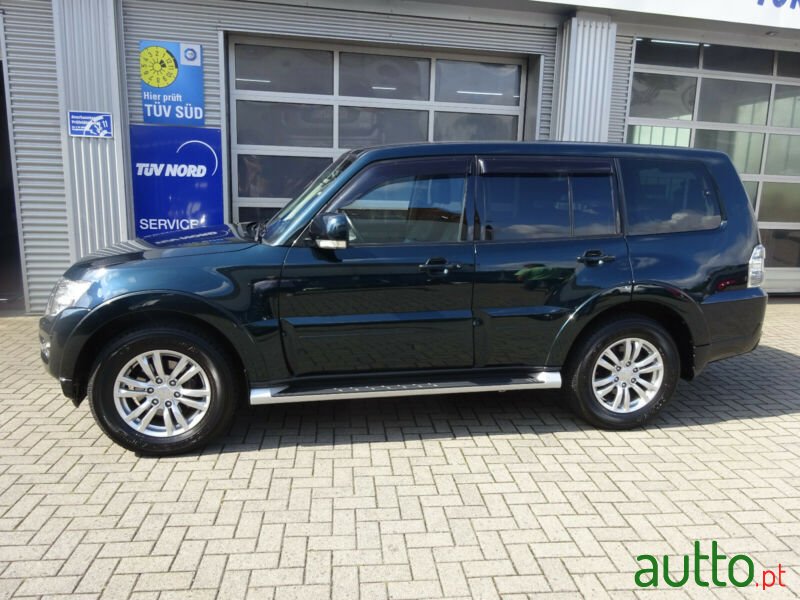 2016' Mitsubishi Pajero photo #2