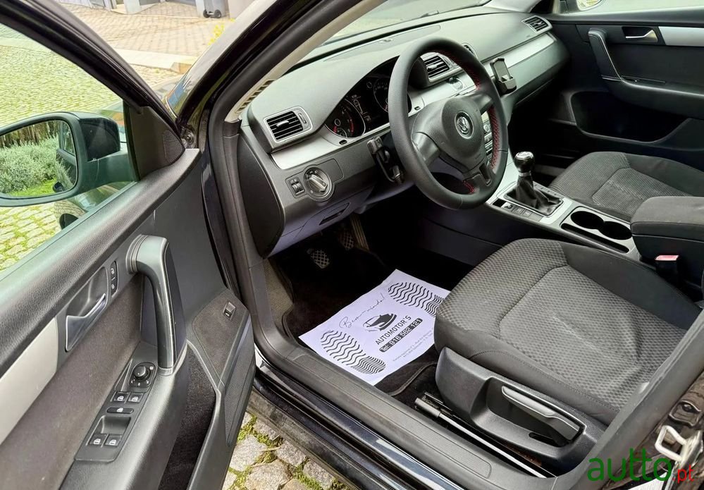 2011' Volkswagen Passat Variant photo #5