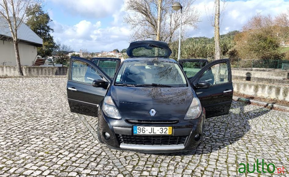 2010' Renault Clio photo #2