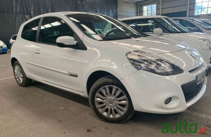 2012' Renault Clio photo #2