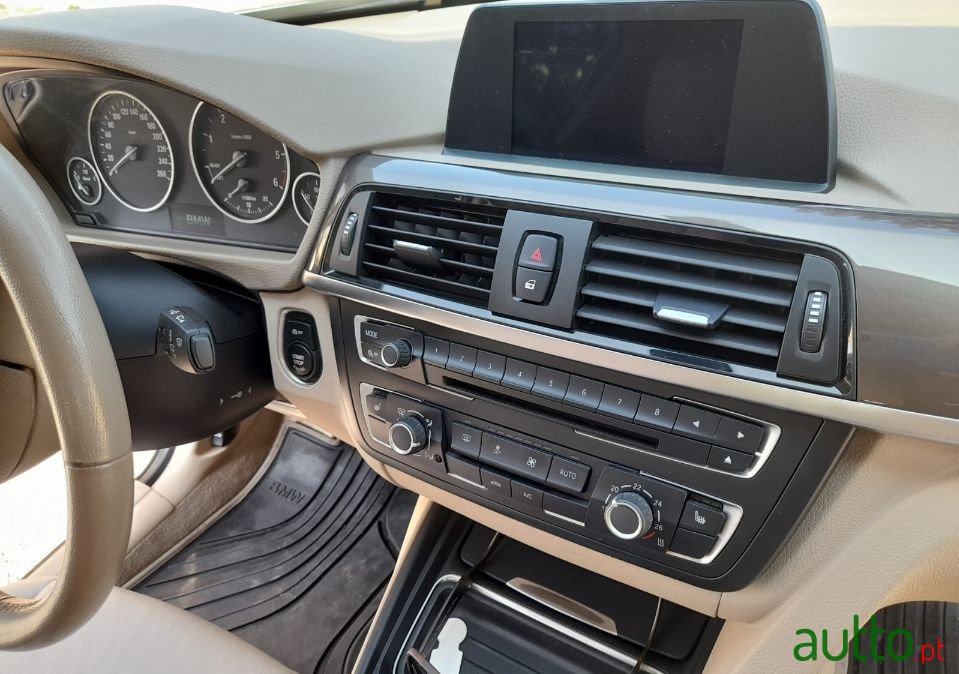 2013' BMW 320 photo #6