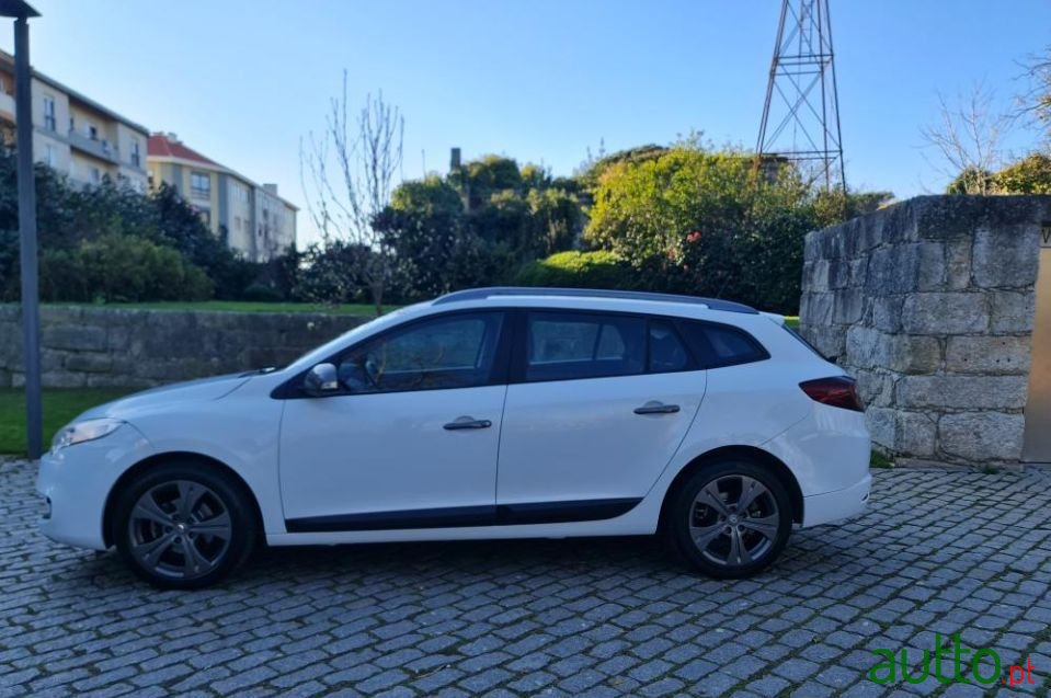 2010' Renault Megane Sport Tourer photo #2