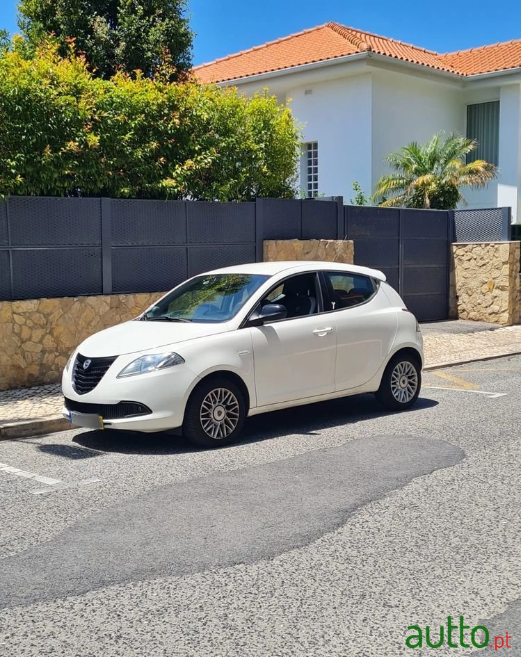 2015' Lancia Ypsilon photo #2