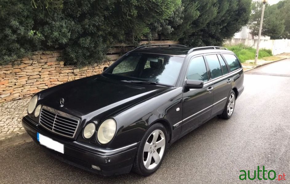 2000' Mercedes-Benz E-220 photo #2