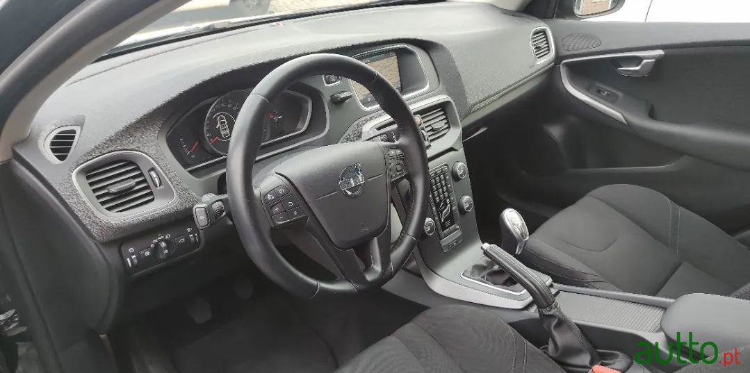 2013' Volvo V40 Cross Country photo #2