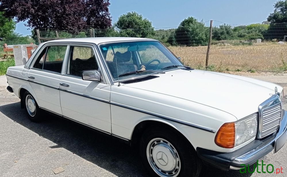1982' Mercedes-Benz 200 photo #3