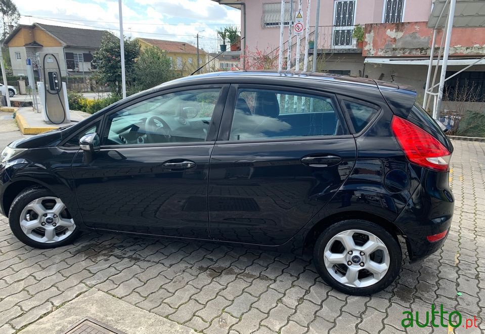 2010' Ford Fiesta photo #5