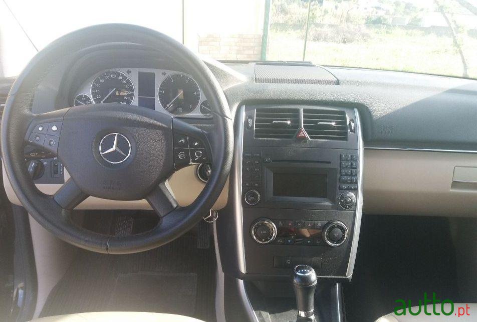 2008' Mercedes-Benz 200 Cdi photo #1