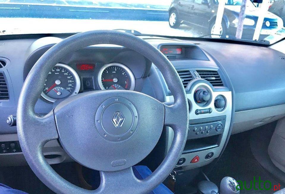 2005' Renault Megane Break photo #2