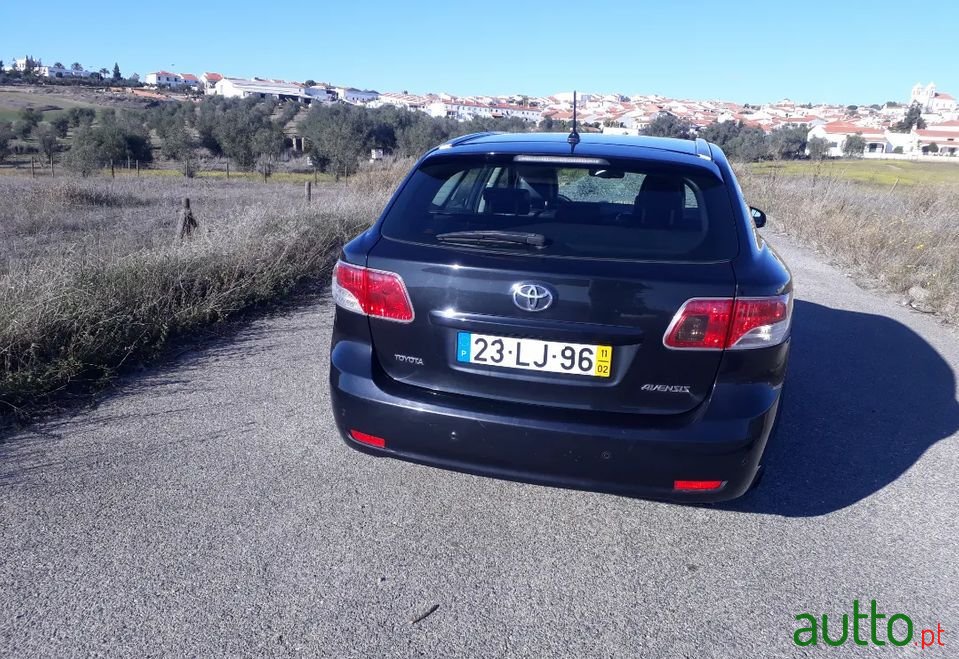2011' Toyota Avensis photo #2