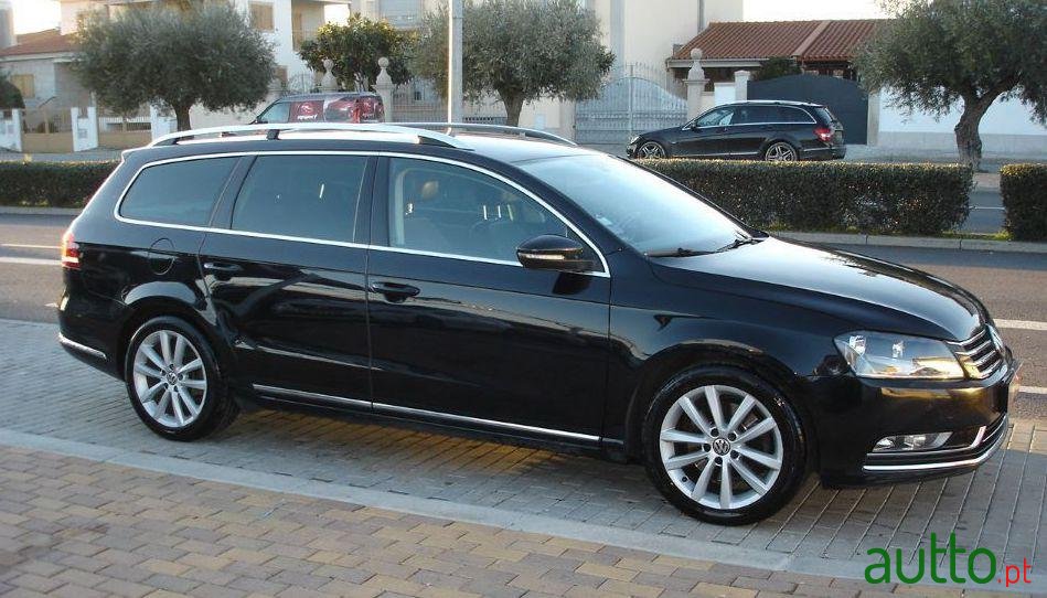 2011' Volkswagen Passat Variant photo #1