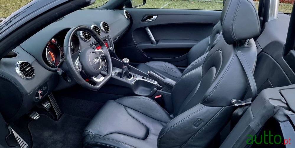 2011' Audi TT Roadster photo #6