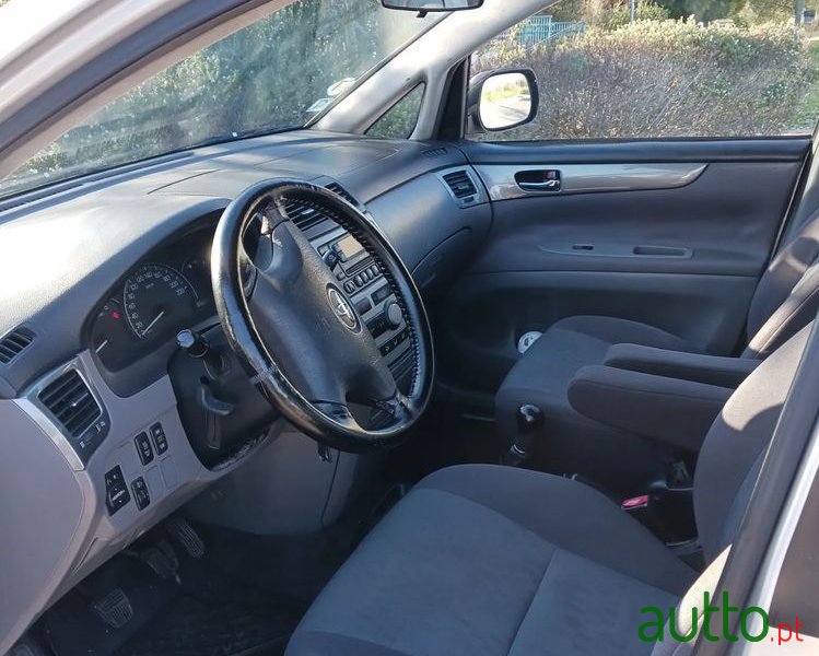 2002' Toyota Avensis Verso photo #6