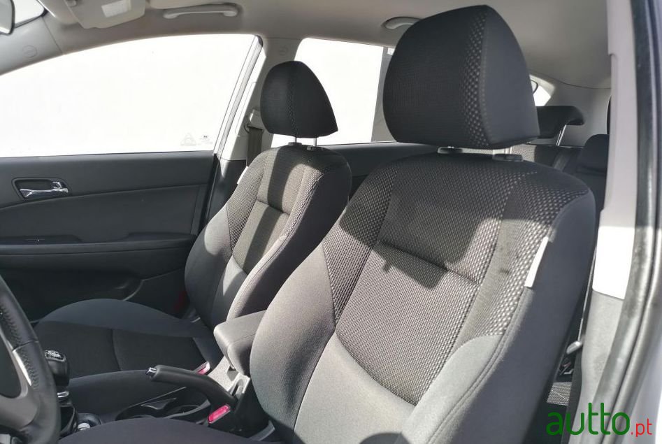 2010' Hyundai I30 Cw photo #2