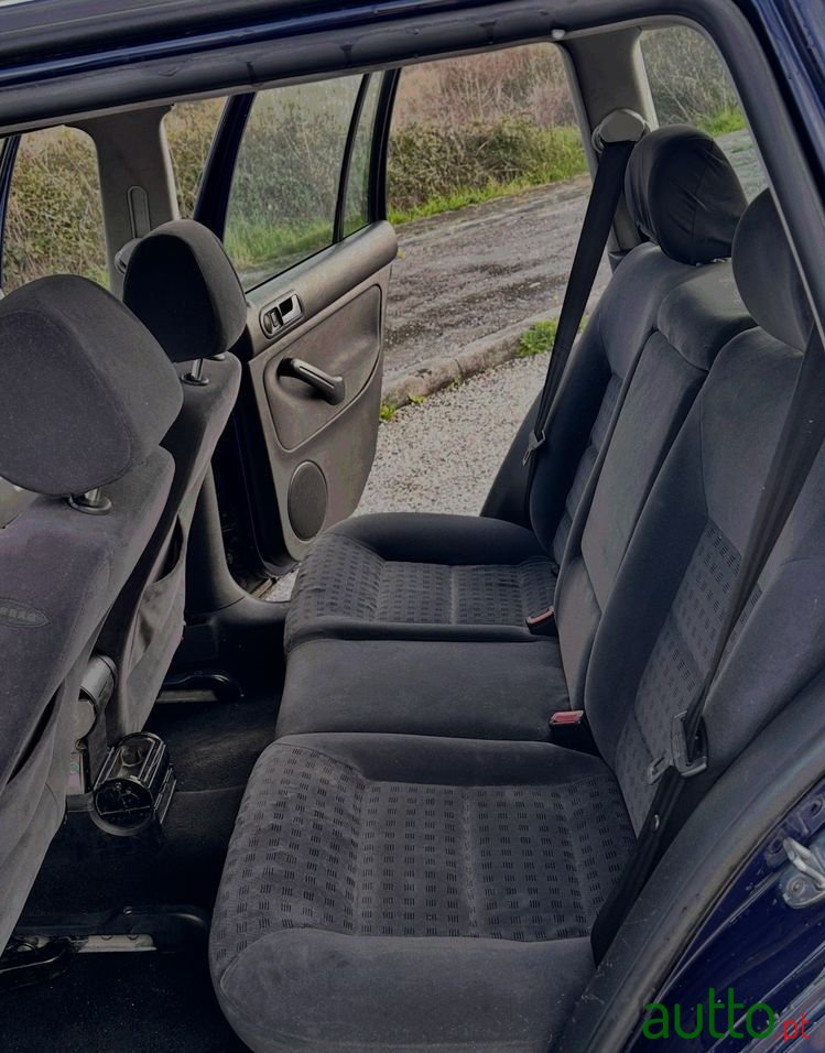 2001' Volkswagen Golf photo #3