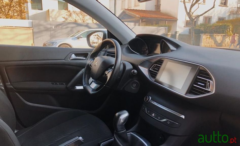 2014' Peugeot 308 photo #2