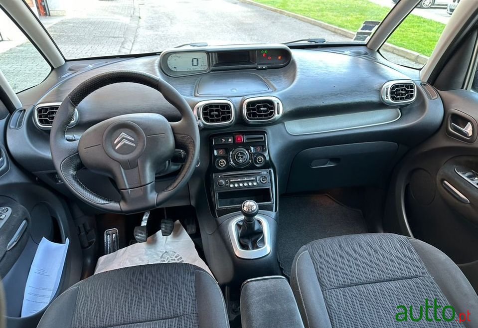 2010' Citroen C3 Picasso photo #5