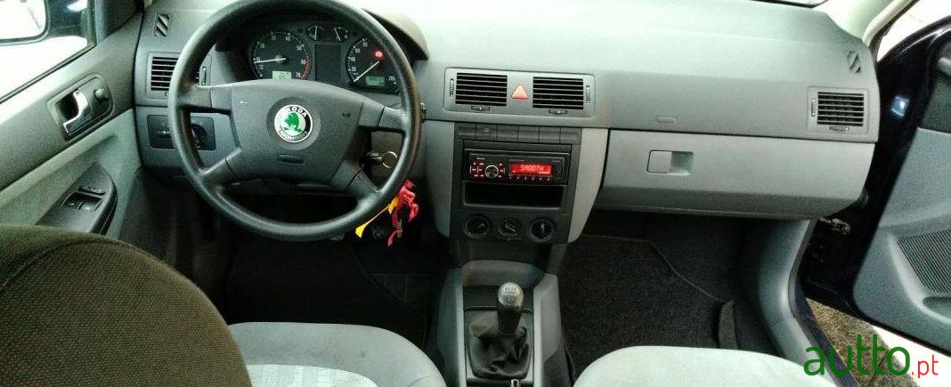 2002' Skoda Fabia photo #1