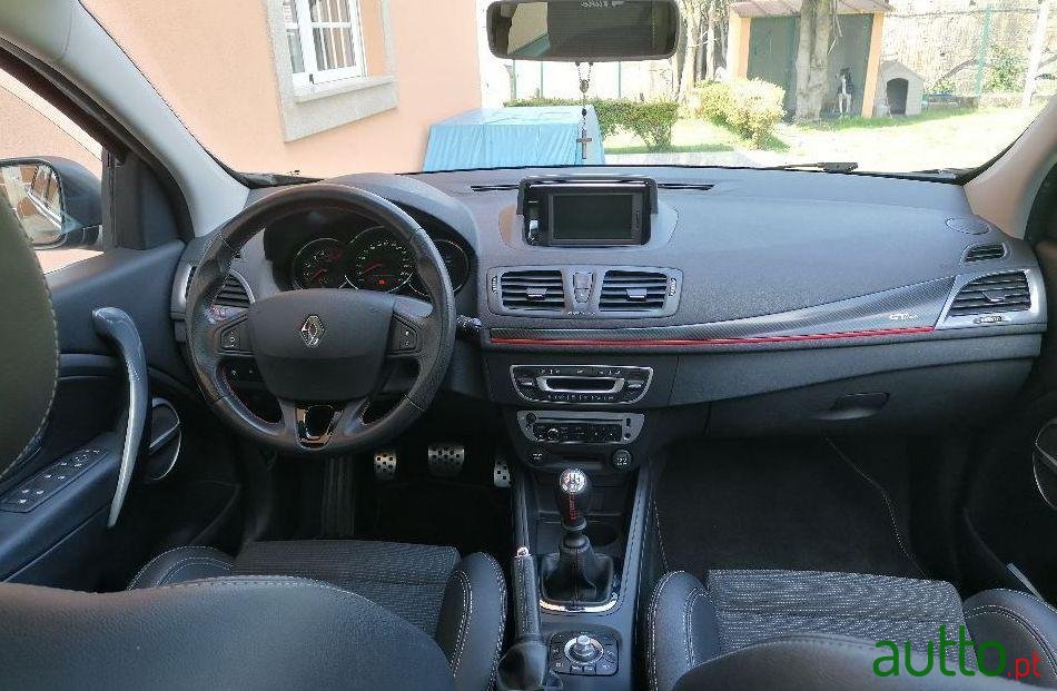 2013' Renault Megane Sport Tourer photo #4