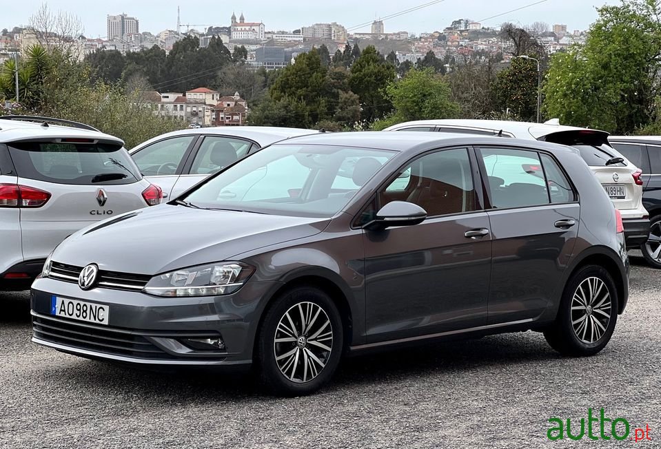 2017' Volkswagen Golf photo #1