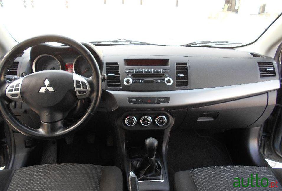 2010' Mitsubishi Lancer Sportback photo #2