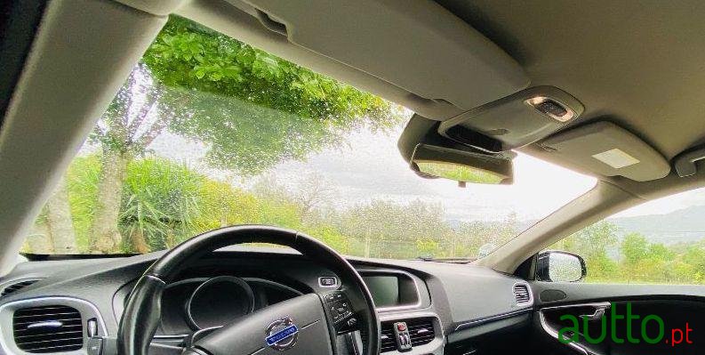 2012' Volvo V40 photo #3