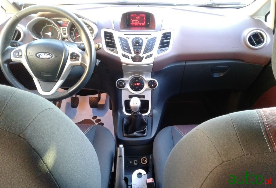 2011' Ford Fiesta photo #5