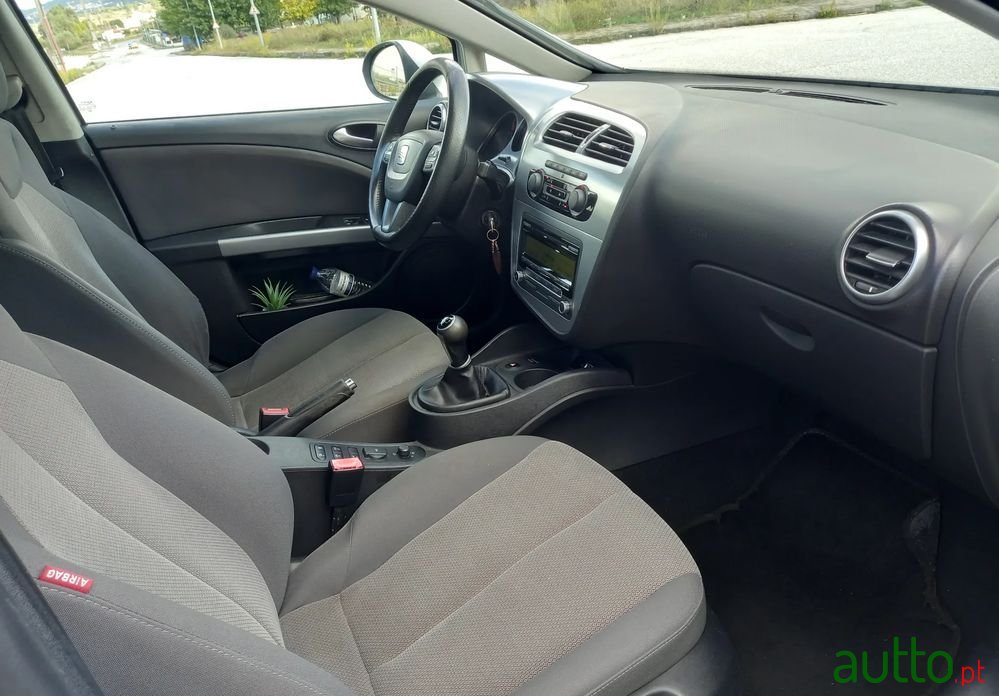 2012' SEAT Leon photo #4