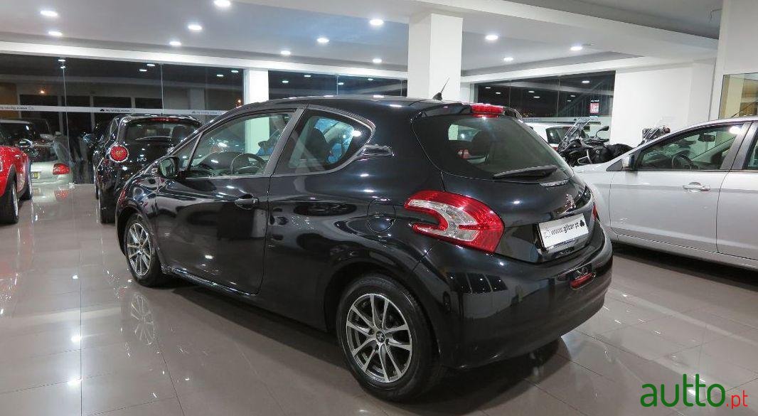 2012' Peugeot 208 1.4 Hdi photo #2