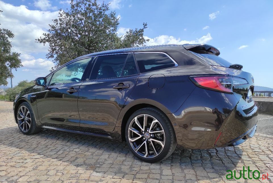 2019' Toyota Corolla Touring Sports photo #3