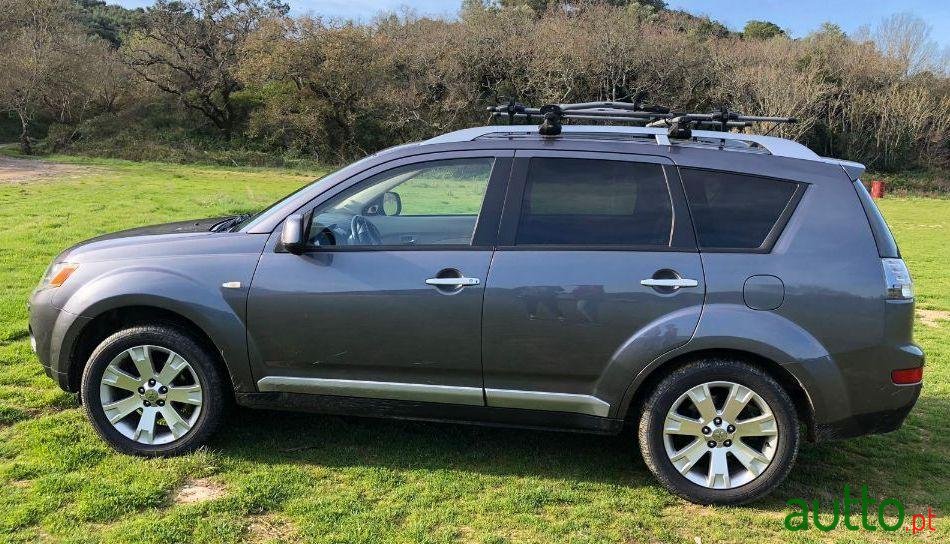 2009' Mitsubishi Outlander photo #2