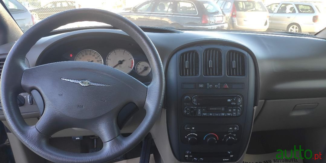 2004' Chrysler Voyager photo #3