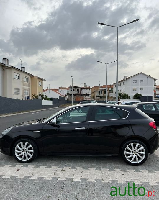 2011' Alfa Romeo Giulietta photo #2