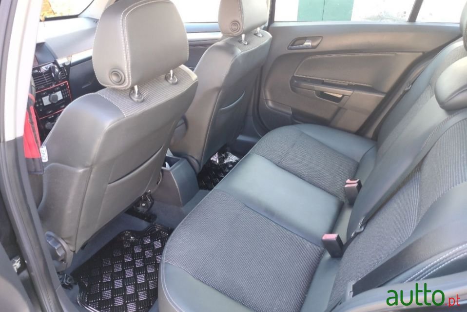 2008' Opel Astra photo #3