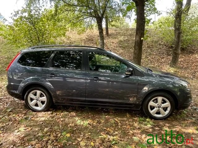 2010' Ford Focus Sw photo #3