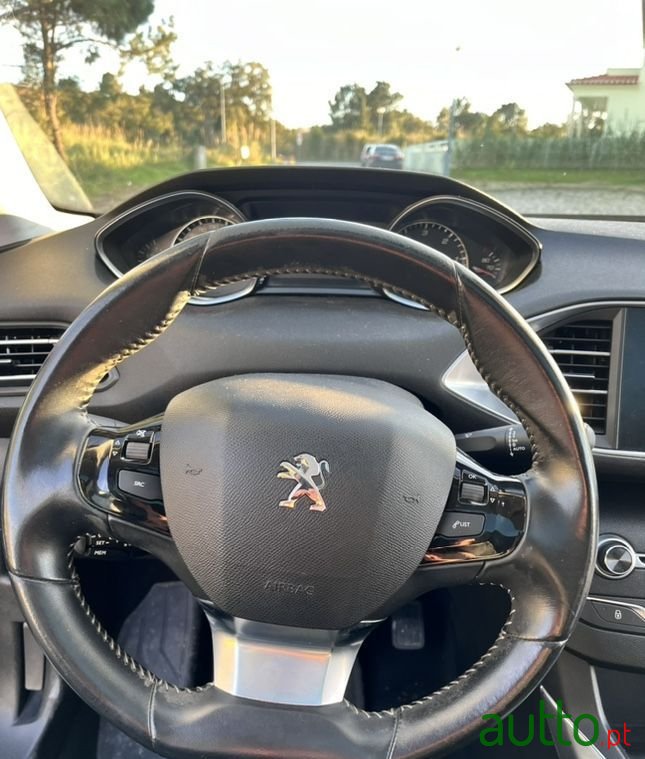 2015' Peugeot 308 photo #6