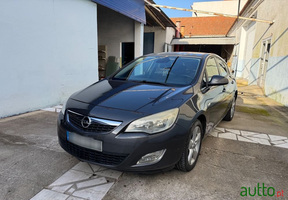 2010' Opel Astra photo #2