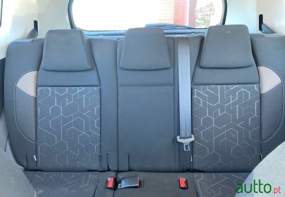 2015' Peugeot 2008 photo #5