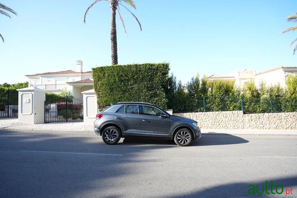 2023' Volkswagen T-Roc photo #2