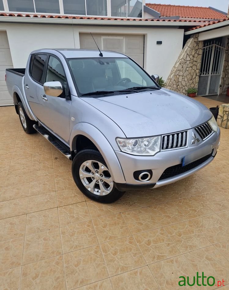 2011' Mitsubishi L200 photo #2