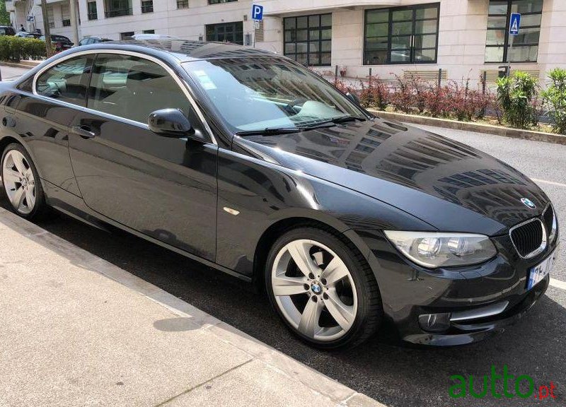 2010' BMW 320 Coupé photo #1